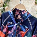 Dames set blouse en shorts Bloemenpatroon op een donkerblauwe achtergrond Blouse met strik bij de hals Ballonmouwen met hoge manchetten Polyester 4