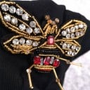 Dames slappere beanie muts met een decoratieve bij geborduurd van kralen en glinsterende steentjes Materiaal polyester en katoen 7
