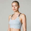 Dames sportbeha met dubbele dunne bandjes die op de rug kruisen met vulling en haaksluiting voor yoga en fitness 9