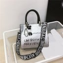 Dames tas van kunstleer voor in de hand en over de schouder Tekstprint Gevlochten handvaten Brede schouderband met letters Metalen studs 24 2