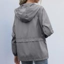 Dames waterdichte jas met capuchon met rits Lichte polyester Koord in de capuchon en in de onderrand Elastische manchetten Lange mouw 6