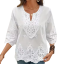 Dames witte blouse met een losse pasvorm, driekwart mouwen, kantapplicatie bij de hals, madeirastiksel en golvende zoom 1