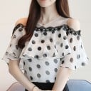 Dames witte blouse met zwarte stippen en blootgestelde schouders Volant met zwarte kanten rand Korte mouwen Transparante schouderpartij Polyester 4