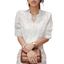 Dames witte kanten blouse V-hals Korte mouwen Knopen Elegant blouse van polyester zomers 2