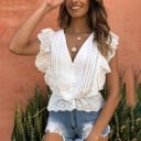 Dames witte katoenen blouse met ruffles op korte mouwen Verkorte snit V-hals met knoopjes Geperforeerde borduursel Ruffle zoom 3