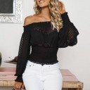 Dames zwarte blouse met blote schouders en lange losse mouwen Doorschijnende gemusterde stof Elastisch gerimpeld in de taille en bij de manchetten 2