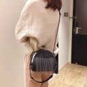 Dames zwarte crossbody tas met metalen frame en sluiting met balletjes Franjes van kettingen en studs PU leer en polyester 23 x 18 x 10 cm 2