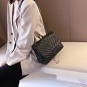 Dames zwarte gestikte schoudertas met klep Donker metalen kettingriem Decoratieve karabijnhaak Kunstleer PU 26 x 20 x 10 cm 4