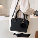 Dames zwarte handtas en schoudertas Tas met verbrede zijkanten en decoratieve pompon Kunstleer PU Afneembare schouderriem 30 x 20 x 11 cm 3