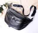 Dames zwarte heuptas van nylon 38 x 13 x 16 cm Hoofdvak met rits en twee runners Zak met rits Band met metalen gesp en ketting 3