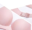 Damesbh met gladde, gevormde cups Verstelbare bandjes Sluiting met haakjes aan de achterkant Geribbelde rand Van nylon en spandex 7