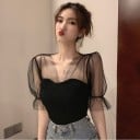 Damesblouse met doorzichtige volumineuze mouwen en volantjes Aansluitend ribgebreid lijfje met hartvormige halslijn Polyester en katoen 3