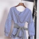 Damesblouse met geplooide V-hals en strik in de taille Ballonmouwen met manchet Volantzoom Gestreepte riem Elegante snit 2