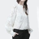 Damesblouse met luchtige mouwen en een staander Licht doorzichtige gemusterde stof Parelknopen en decoratieve randen Katoen en polyester 3