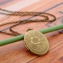 Dameshalsketting met een open medaillon voor foto's Ovale hanger met bloemenornament Oud-brons uiterlijk Ketting 50 cm 3