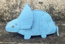 Dameshandtas 33 x 16 x 9,5 cm in de vorm van een dinosaurus met een kraag en hoorns Langwerpige tas versierd met metalen studs en een rits 4
