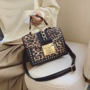 Dameshandtas voor in de hand en over de schouder met leopardprint Gouden ketting en metalen studs Klep met sluiting Verstelbare schouderband PU leer 5