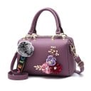 Dameshandtas voor in de hand of over de schouder met decoratieve 3D bloemen en een fluffy pompon Kunstleer Band met opschrift Afmetingen 3