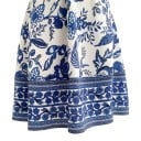 Damesjurk met bloemenprint en strik achter de nek met ring aan de voorkant en uitsparingen in de taille met ornamentale rand in blauw-witte kleur 9