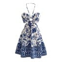 Damesjurk met bloemenprint en strik achter de nek met ring aan de voorkant en uitsparingen in de taille met ornamentale rand in blauw-witte kleur 1