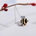 Damesketting met bij Klein bijhangertje met zwarte en gouden strepen en zilveren vleugels Fijne ketting Sieraden 3