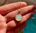 Damesketting met de Maagd Maria en een engel 1