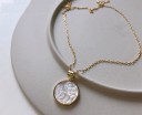 Damesketting met de Maagd Maria en een engel 3