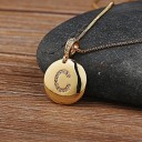 Damesketting met een alfabetletter 4