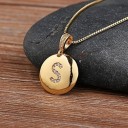 Damesketting met een alfabetletter 20