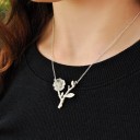 Damesketting met een bloem op een tak 1