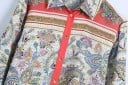 Dameskjorte med paisley mønster og lange ærmer Koralrød knapstolpe og manchetter Dekorativt bånd i den øverste del Polyester 2