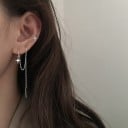 Damesoorbel met een fijne vallende ketting Hangende oorversiering met kleine details Lichtgewicht minimalistisch sieraad van bijouteriekoper 11