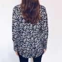 Damesoverhemd met klein bloemenpatroon Lange mouwen Overhemdkraag V-hals Witte bloemetjes op een donkere achtergrond Polyester 2