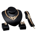 Damesset van ketting, armband, ring en creolen 1