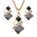 Damesset van ketting en oorbellen met decoratieve stenen 4