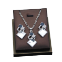 Damesset van ketting en oorbellen met decoratieve stenen 8