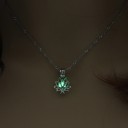 Damhalsband med en lysande lotusblomma 4