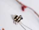 Damhalsband med ett bi G482 3
