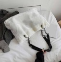 Damhandväska gjord av fuskpäls M886 2