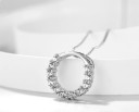 Damsk halsband med cirkulär hänge i silverfärg 4