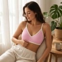 Damsk sportbehå med V-ringning och kontrasterande kantning med tunna axelband och fint ribbat tyg för yoga och fitness 2