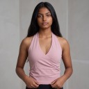Damsk sporttop med halsband och veckat framstycke samt V-ringning med öppna ryggar och förlängd skärning för yoga och fitness 5