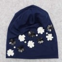 Damsk tunnare mössa med applikation av vita och mörka blommor och pärlor Formbar beanie-mössa i bomull och akryl Huvudomfång 52 till 60 cm 4