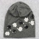 Damsk tunnare mössa med applikation av vita och mörka blommor och pärlor Formbar beanie-mössa i bomull och akryl Huvudomfång 52 till 60 cm 5