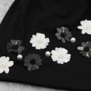 Damsk tunnare mössa med applikation av vita och mörka blommor och pärlor Formbar beanie-mössa i bomull och akryl Huvudomfång 52 till 60 cm 9
