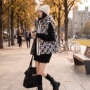 Damsk väst med huva och dragkedja hela vägen med ett helsvart och vitt mönster och fickor 4