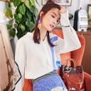 Damska biała bluzka koszulowa z długim rękawem Luźny krój Asymetryczny nadruk z malarskim motywem Ozdobne wykończenia z frędzlami Bawełna i poliester 3