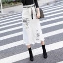 Dámská bílá džínová midi sukně s trhaným efektem a potiskem černých nápisů Roztřepený lem Kapsy vpředu i vzadu Bavlna a polyester 3