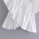 Dámská bílá halenka s asymetrickým volánem od rukávu k boku Krátké rukávy Kulatý výstřih Zvlněný spodní lem Bavlna a polyester 5