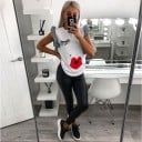 Dámská bílá halenka s potiskem obličeje Motiv řas a červených rtů Krátké volánkové rukávy s kostkovaným vzorem Kulatý výstřih Polyester 2